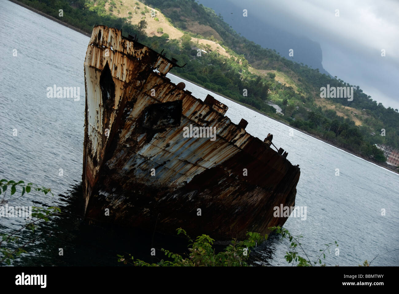 Un viejo barco oxidado Baracoa, provincia de Guantánamo, Cuba Foto de stock