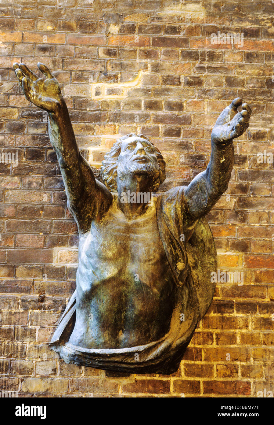 Escultura en bronce por Hans Feibusch St Alban, el mártir iglesia Clerkenwell 'Jesús resucitando de entre los muertos" Londres, Inglaterra Foto de stock