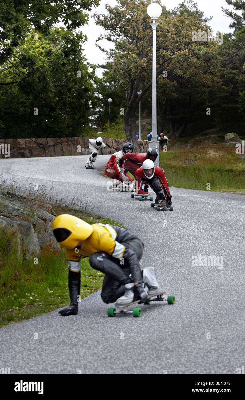 Skateboarders velocidad por la serpenteante carretera Foto de stock