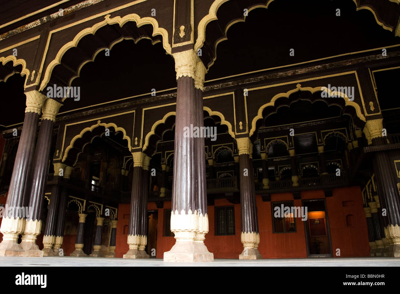 Los arcos de madera de Tipu Sultan's Summer Palace en Bangalore, India. Foto de stock