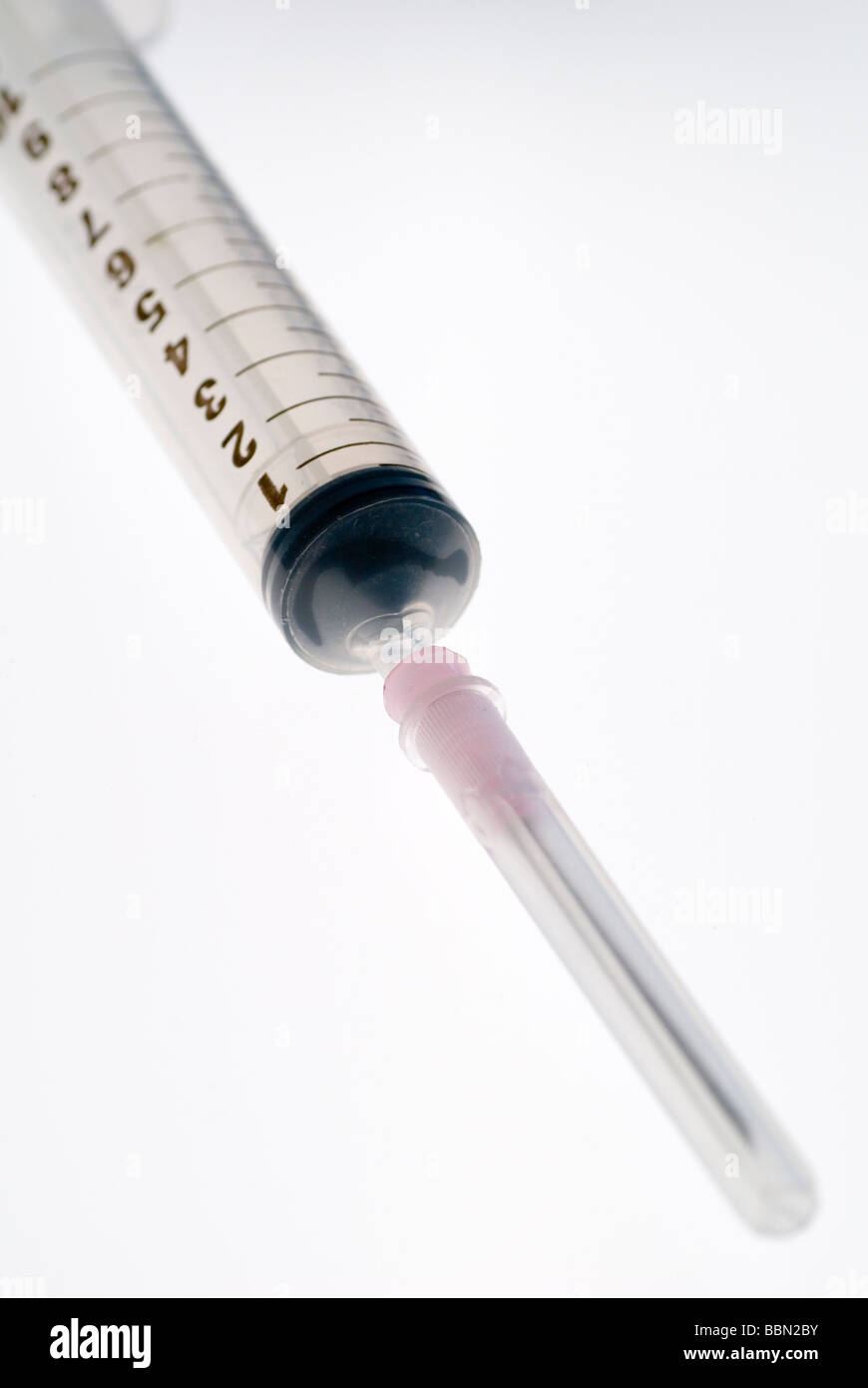 Una imagen de clave Alta de jeringas con agujas hipodérmicas conectado