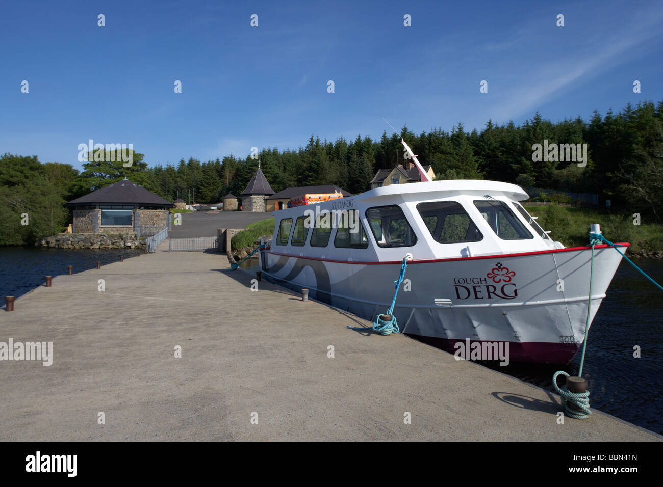 Ferry en Lough Derg sitio de peregrinaje Donegal, República de Irlanda, Europa Foto de stock