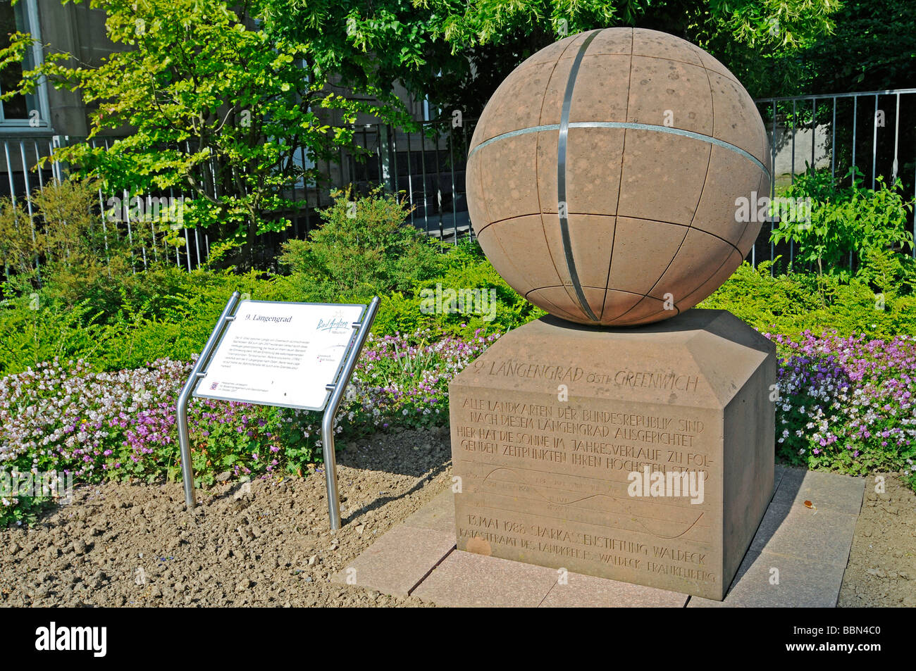 Noveno, la longitud del meridiano de Greenwich, el globo, monumento, marcador, Meridian, Bad Arolsen, Hesse, Alemania, Europa Foto de stock