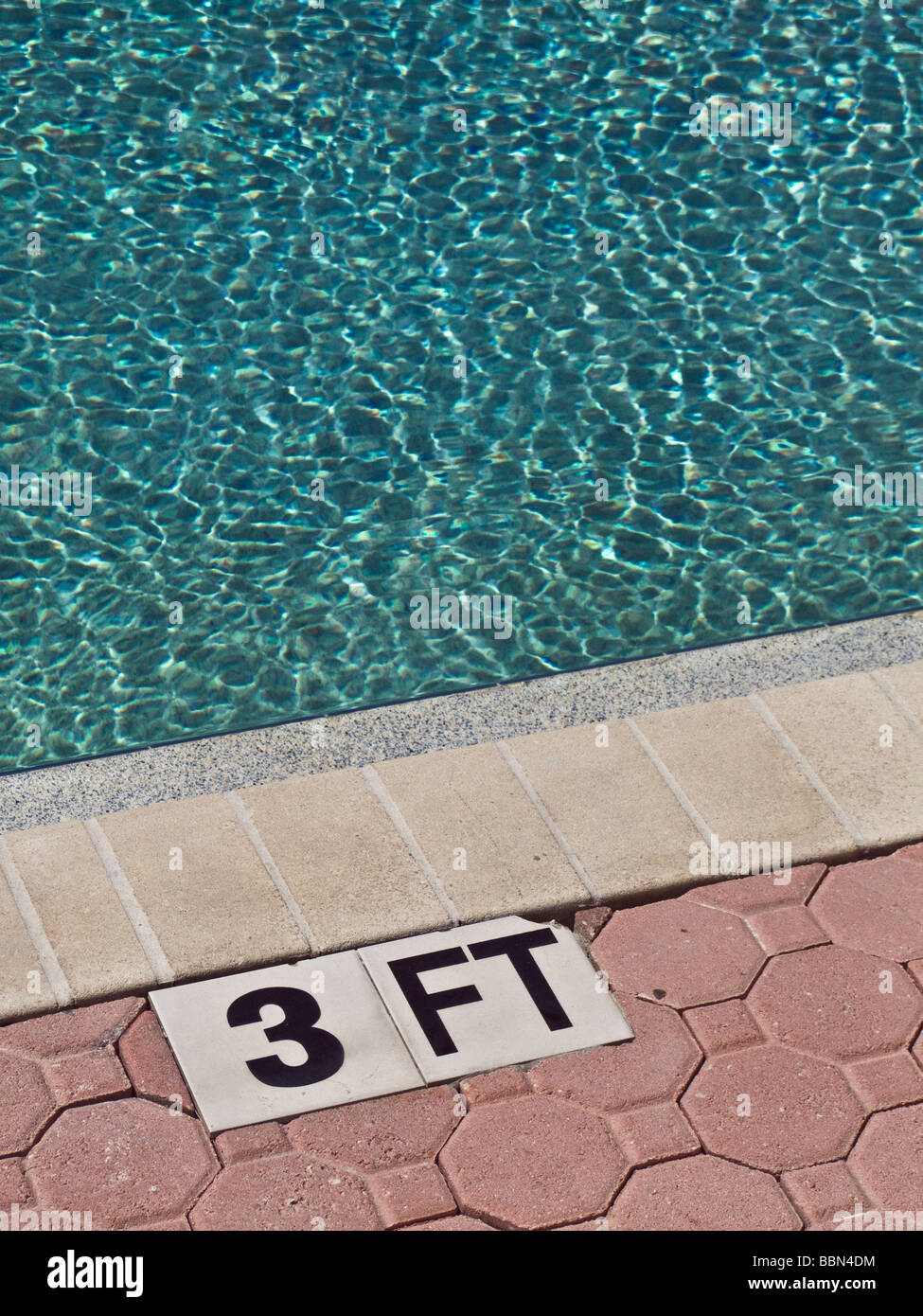 Las marcas de profundidad para la piscina Foto de stock