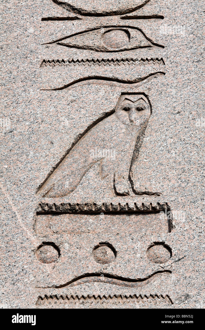 Horus-Falcon, jeroglífico alivio en el obelisco egipcio, el antiguo Hipódromo Bizantino, Sultanahmet, Estambul, Turquía Foto de stock