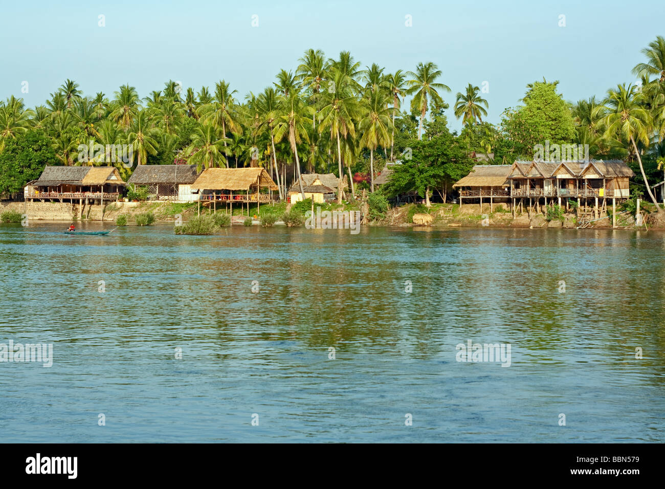 Río Mekong que discurre entre Don Det y Don Kon Islas, sur de Laos Foto de stock