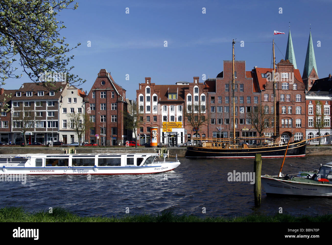Mansiones hanseática y antiguos almacenes en el río Trave, ciudad hanseática de Lübeck, Schleswig-Holstein, Alemania, Europa Foto de stock