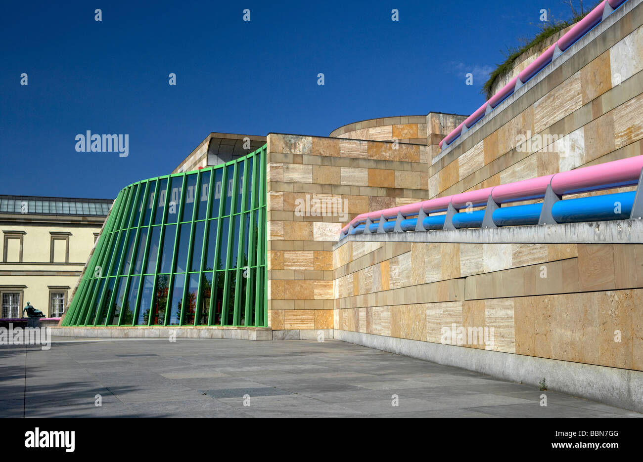 Nueva galería estatal de stuttgart fotografías e imágenes de alta