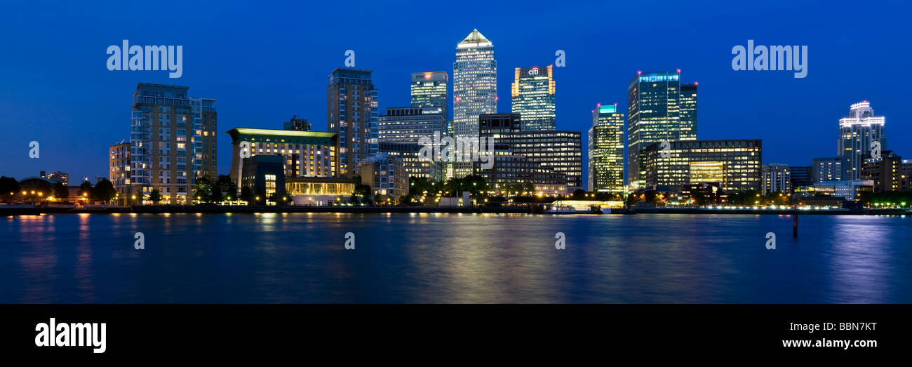 Canary Wharf, el distrito financiero de Londres se refleja en el río Támesis en Londres England Reino Unido atardecer Foto de stock