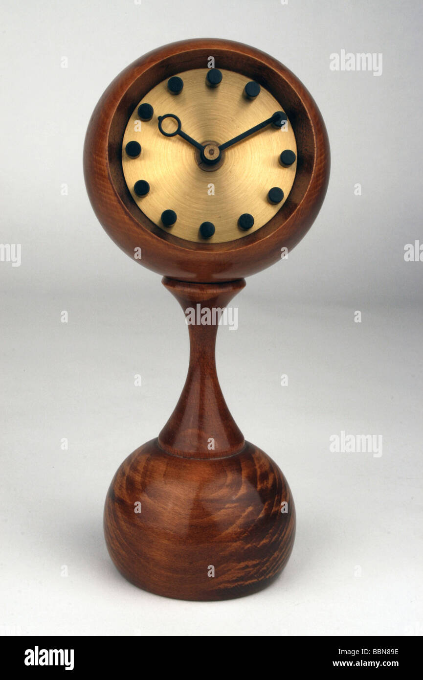Reloj de mesa hecho fotografías e imágenes de alta resolución - Alamy