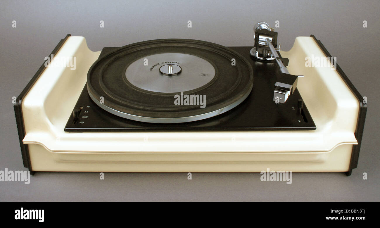 Tocadiscos Vintage Con Vinilo Negro Foto de stock y más banco de imágenes  de 1970-1979 - 1970-1979, Aguja del tocadiscos, Analógico - iStock