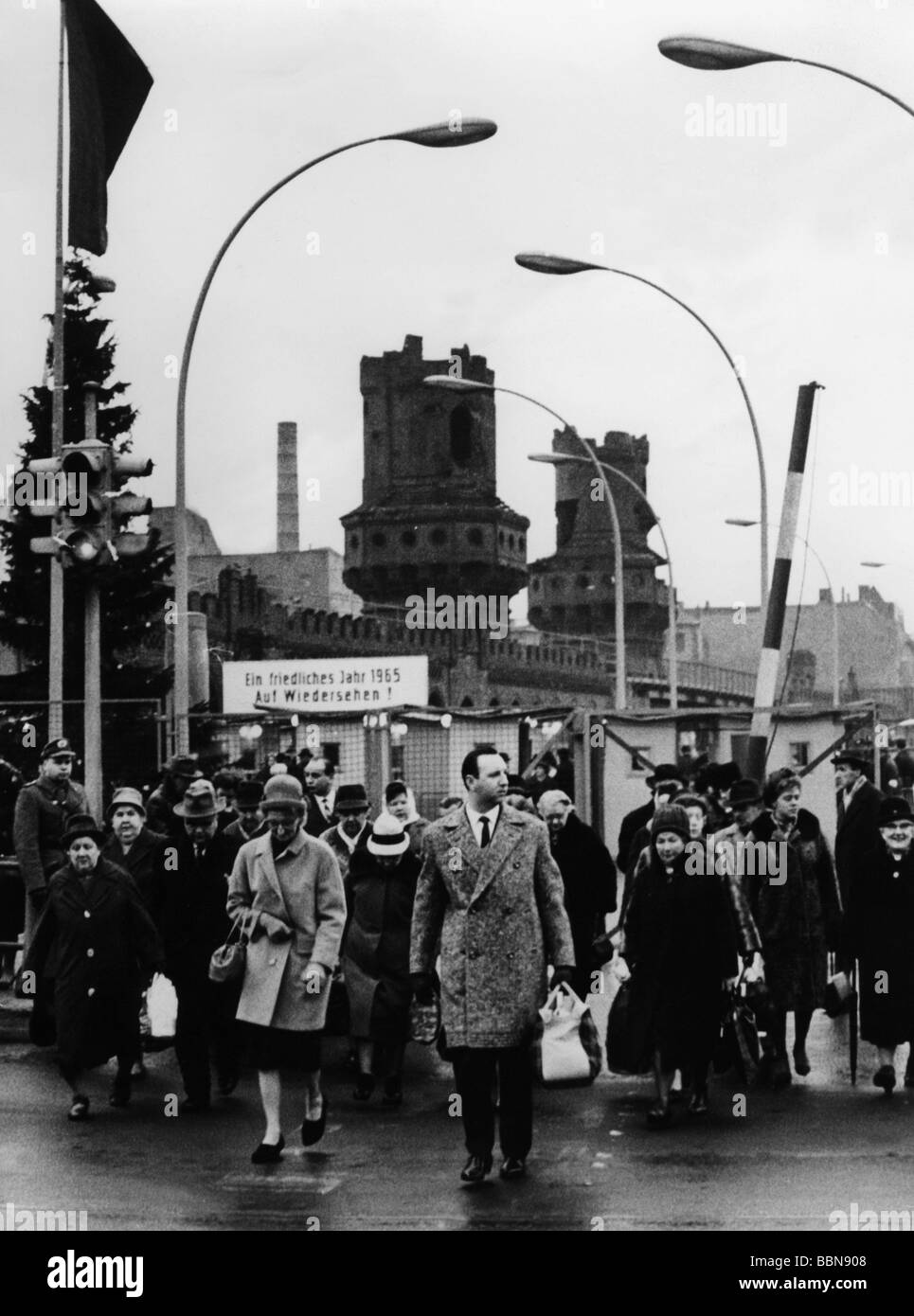 Geografía / viajes, Alemania, Berlín, muro, Berlín occidental ciudadanos de Berlín que visitan el este durante la temporada de Navidad, punto de comprobación Puente Oberbaum, a principios de enero de 1965, Foto de stock