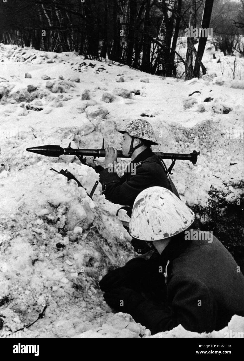 Militar, Alemania del este, Ejército Popular Nacional, Fuerzas terrestres, dos soldados con lanzacohetes antitanque RPG-2 en un rifle pitt, clase de entrenamiento de NCO, 1960, , Foto de stock