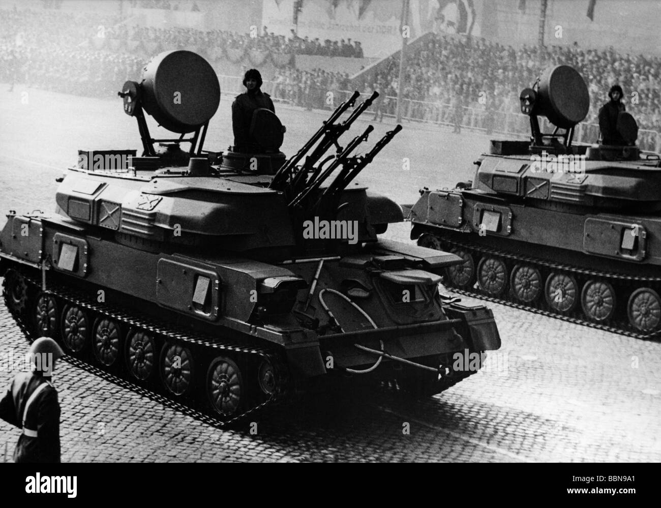 Militar, Alemania Oriental, Ejército Popular Nacional, Fuerzas terrestres, tanque antiaicraft ZSU-23-4 'hilka', desfile, día de la República, Plaza Marx Engels, Berlín Oriental, 7.10.1969, , Foto de stock