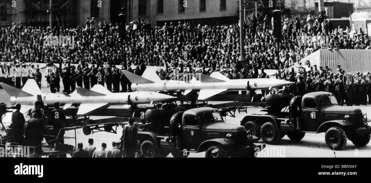 Militar, Alemania del este, Fuerzas aéreas/Defensa Aérea, misiles antiaéreos S-75 'dvina', desfile del 1 de mayo, Berlín del este, 1.5.1964, , Foto de stock