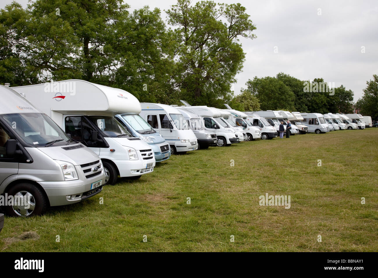 Larga fila de autocaravanas aparcadas en línea Stratford upon Avon Racecourse UK Foto de stock