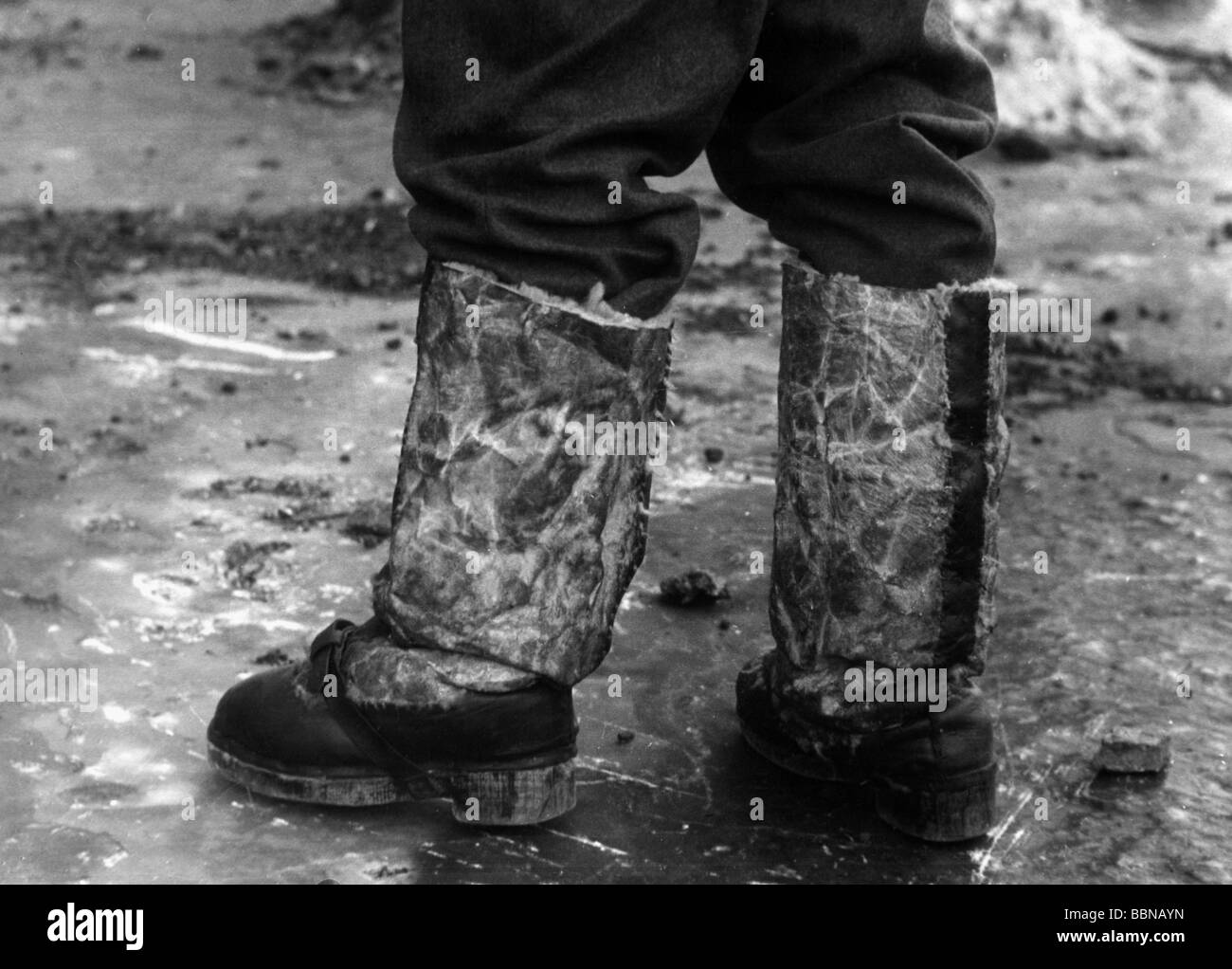 Eventos, Segunda Guerra Mundial / Segunda Guerra Mundial, Wehrmacht alemán, botas de invierno hechas a sí mismo, hechas de piel de cordero, madera y cuero, contra la helada en el frente Oriental, Ucrania, 11.2.1943, Foto de stock