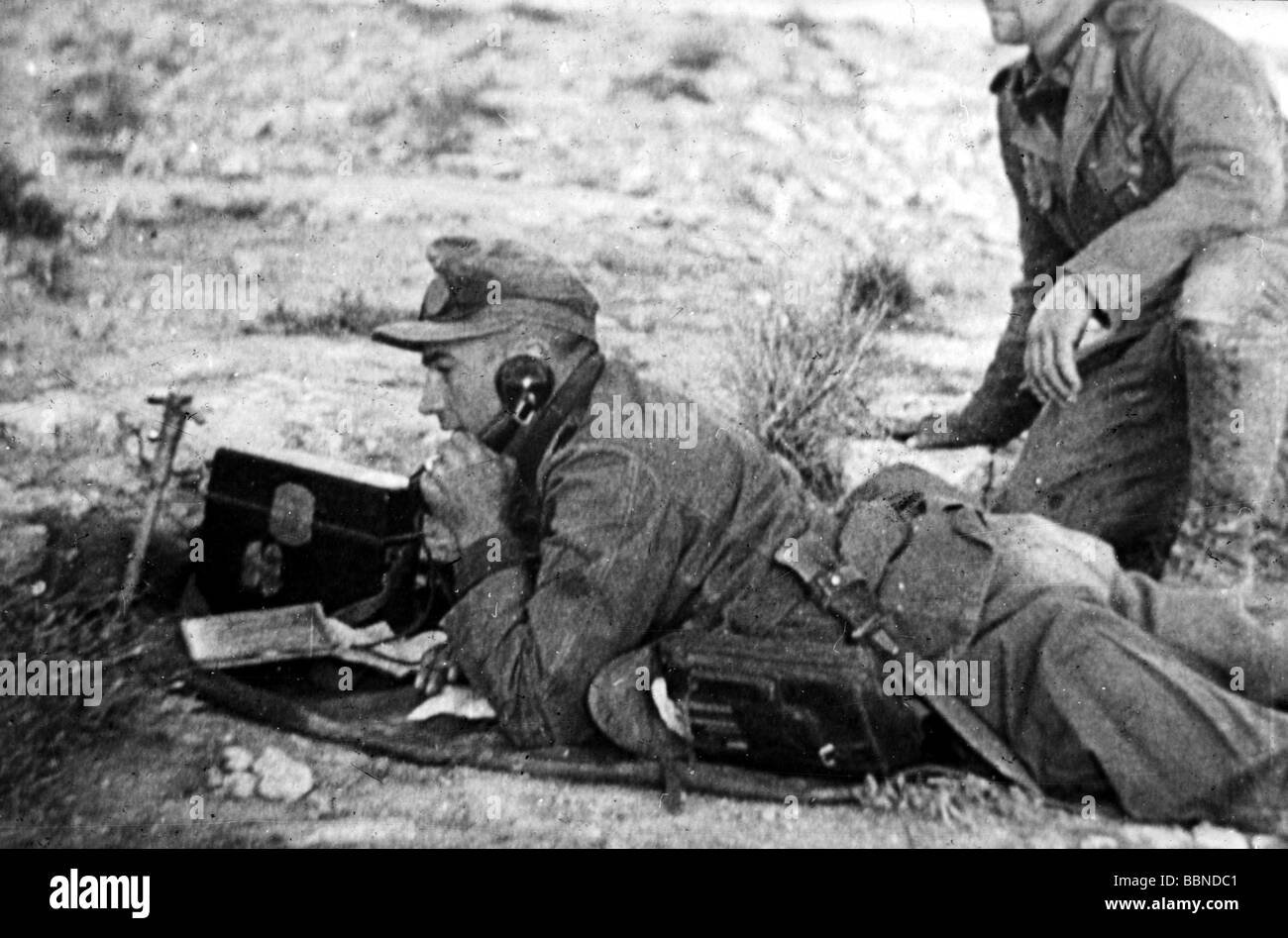 Eventos, Segunda Guerra Mundial / Segunda Guerra Mundial, África del Norte,  soldados del Afrikakorps alemán con teléfono de campo FF33, 1941 / 1942  Fotografía de stock - Alamy