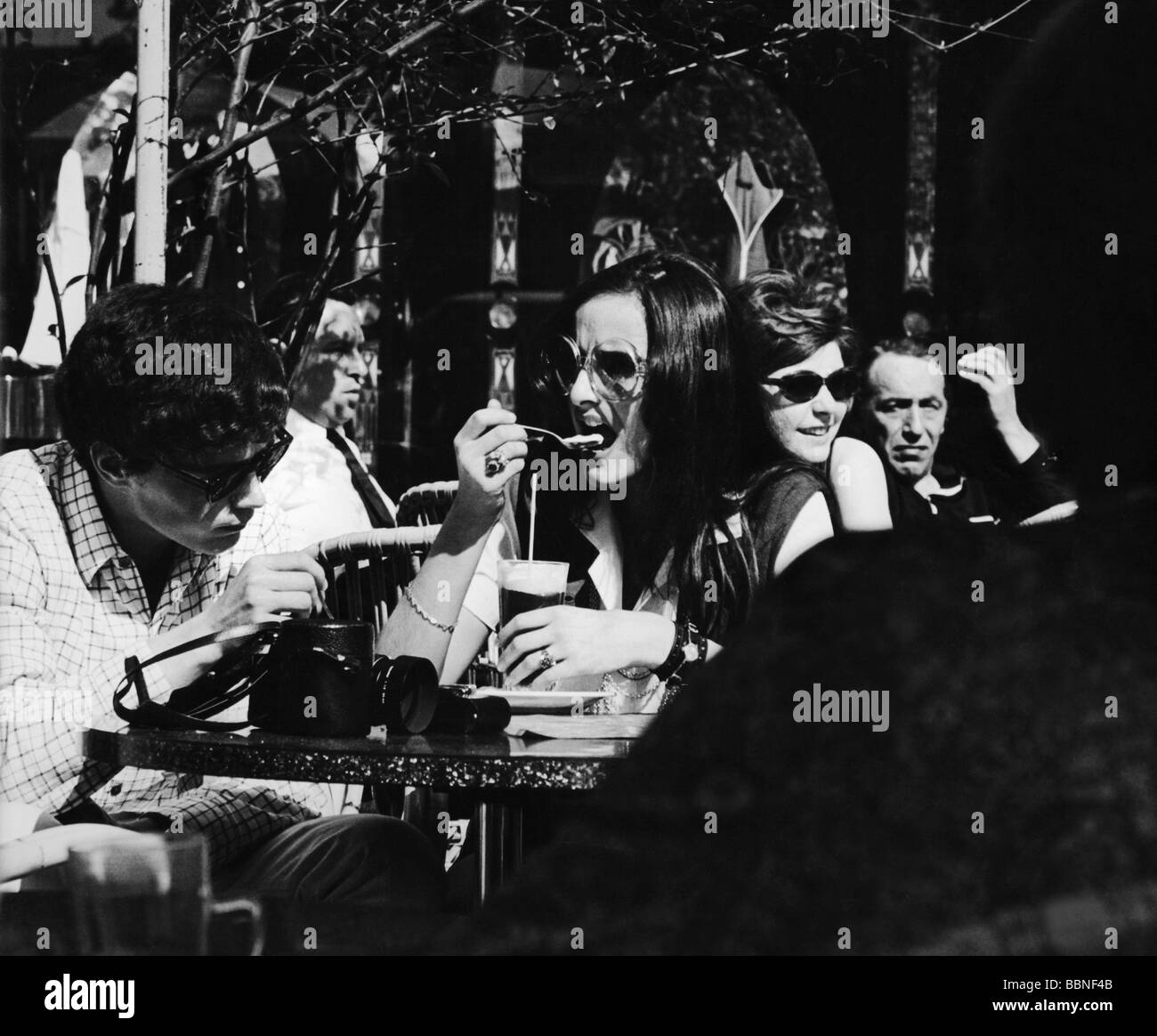 Alemania, Munich, gastronomía, Schwabing, café pavimento, mujer con café irlandés sentado en la cafetería, 1960, Foto de stock