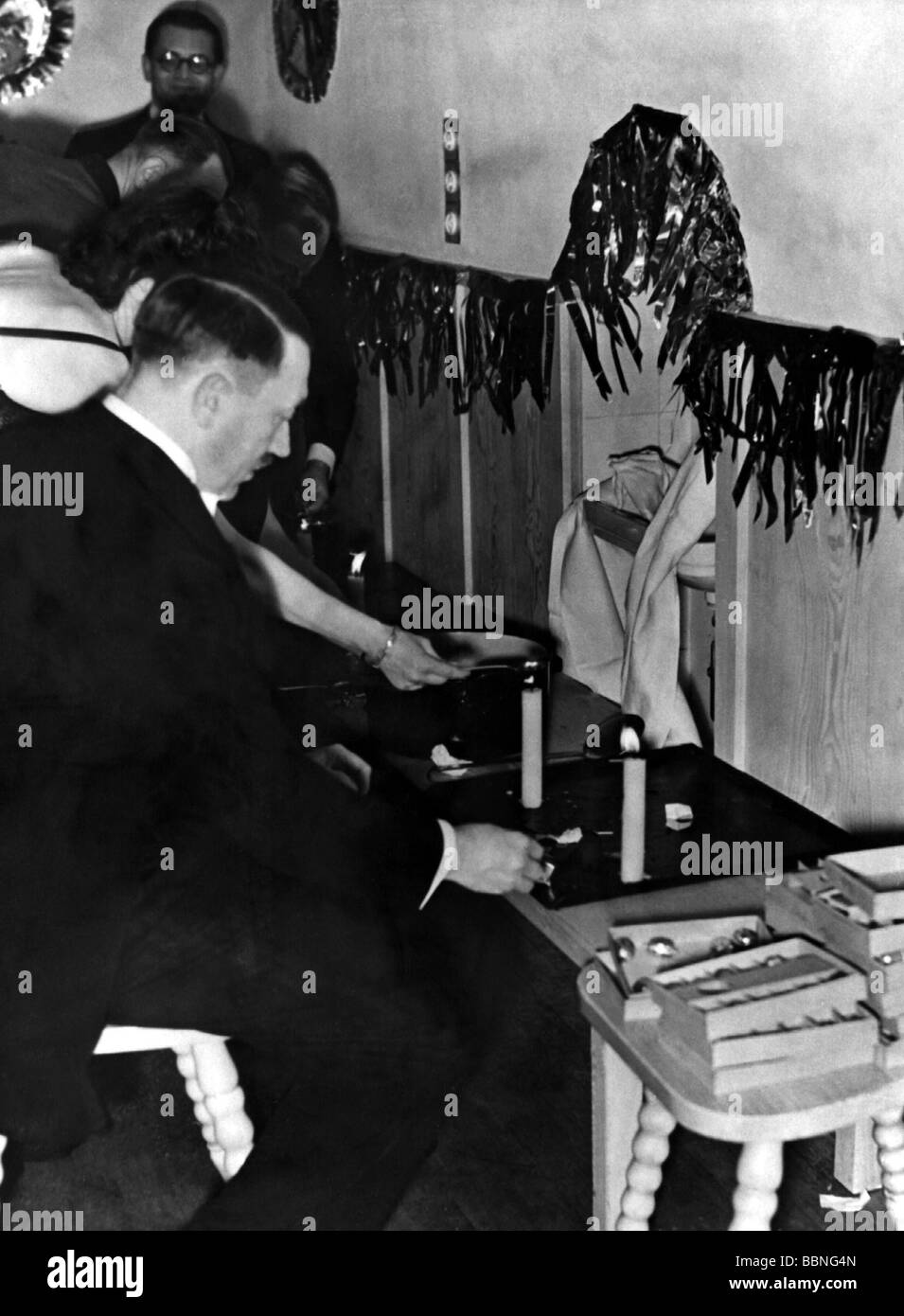 Hitler, Adolf, 20.4.1889 - 30.4.1945, político alemán (NSDAP), Führer y Canciller del Reich desde 1933, duración media, celebración de Nochevieja, plomo de lanzamiento, foto de Eva Braun, Foto de stock