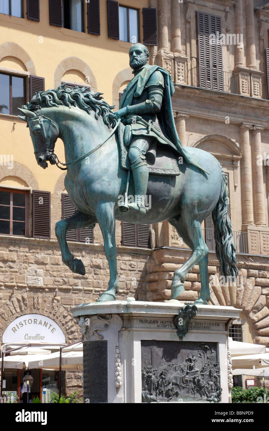 Estatua de bronce ecuestre de Cosimo I de Medici, Giambologna 1598 en Piazza della Signoria de Florencia, Firenze, Toscana, Italia Foto de stock