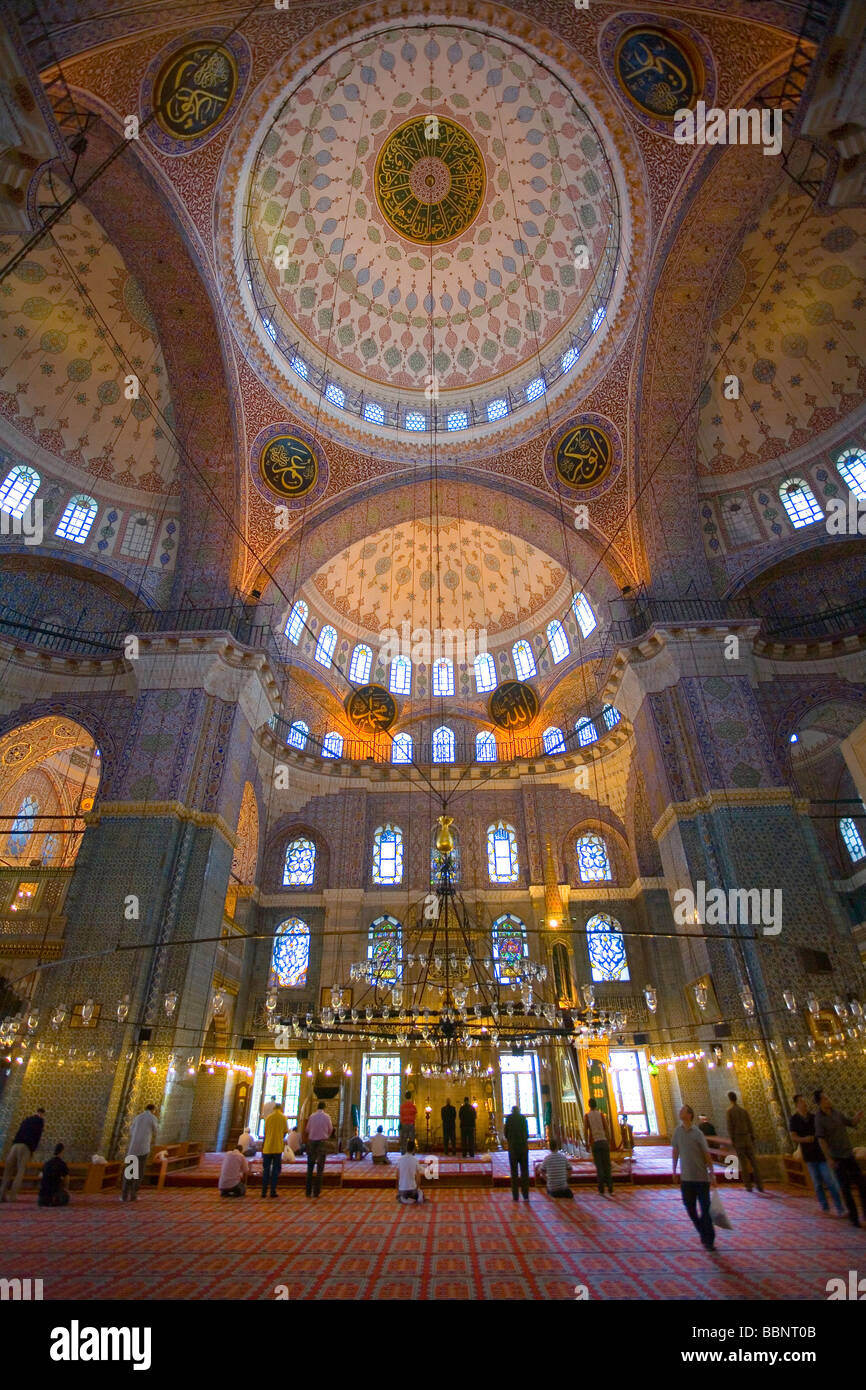 Dentro de la Nueva Mezquita en Eminonu Istanbul Foto de stock