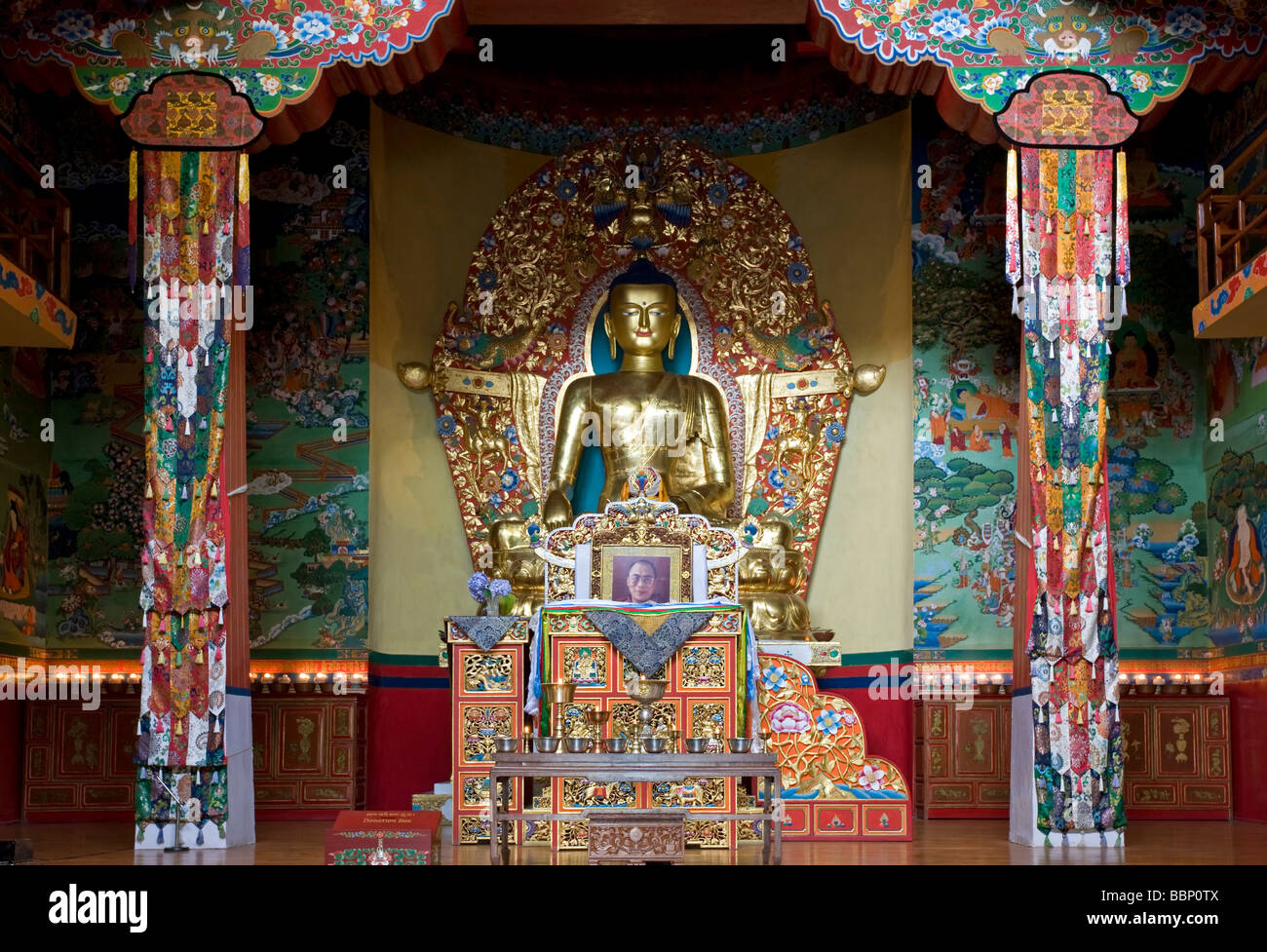 Los 14 pies de altura de cobre dorado estatua de Buda. Deden Tsuglaghang templo tibetano. Instituto Norbulingka. Dharamsala. La India Foto de stock