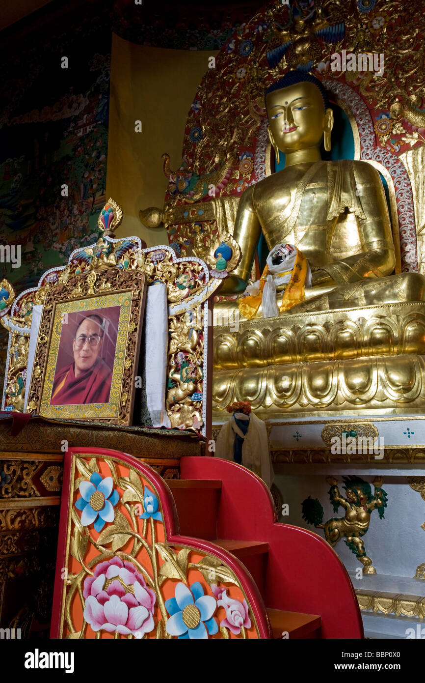 Los 14 pies de altura de cobre dorado estatua de Buda. Deden Tsuglaghang templo tibetano. Instituto Norbulingka. Dharamsala. La India Foto de stock