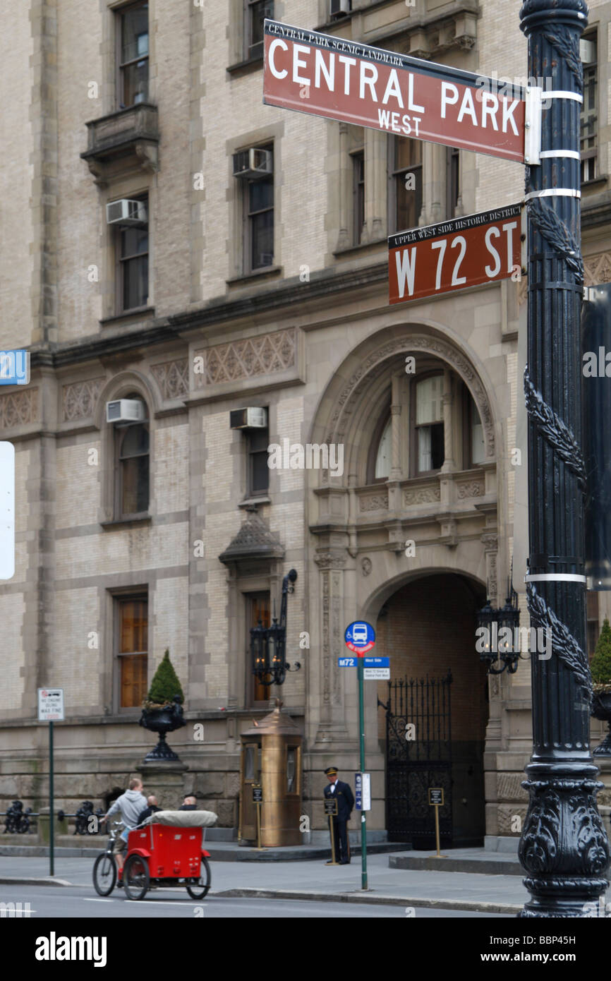 La entrada principal del edificio Dakota (West 72nd St), Nueva York, donde John Lennon fue asesinado en 1980. Foto de stock