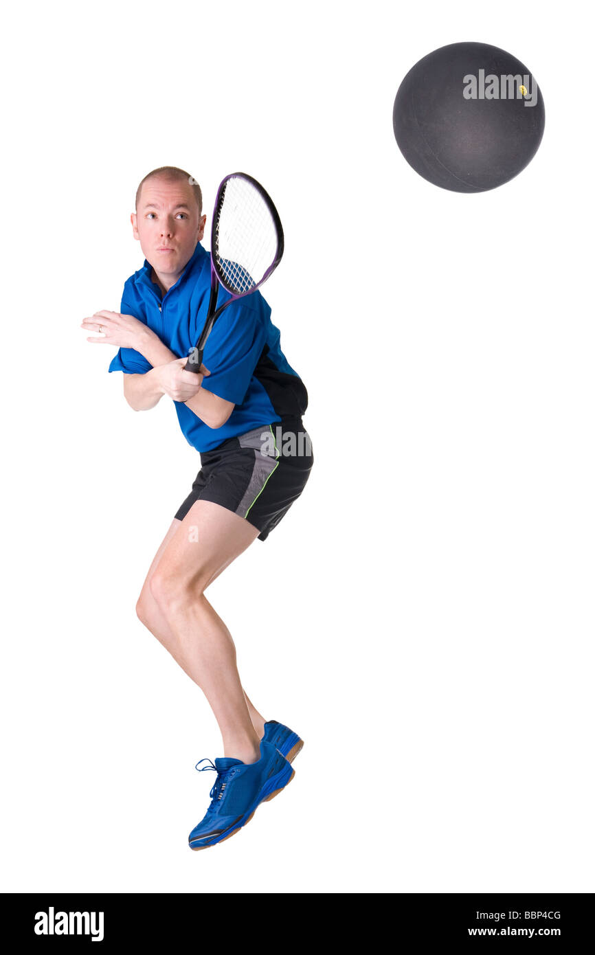 Completa la imagen aislada de un hombre caucásico jugar squash Foto de stock