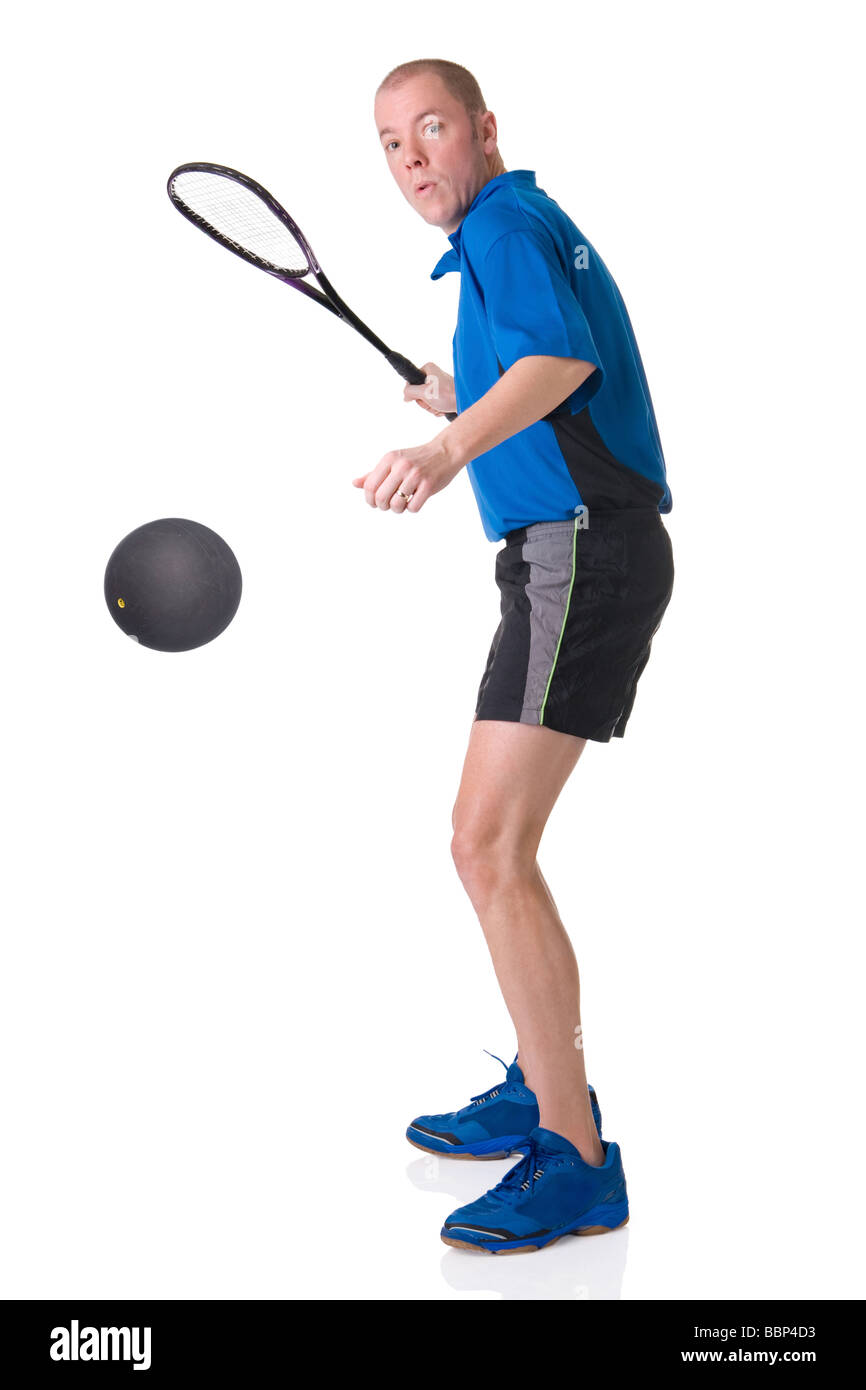 Completa la imagen aislada de un hombre caucásico jugar squash Foto de stock