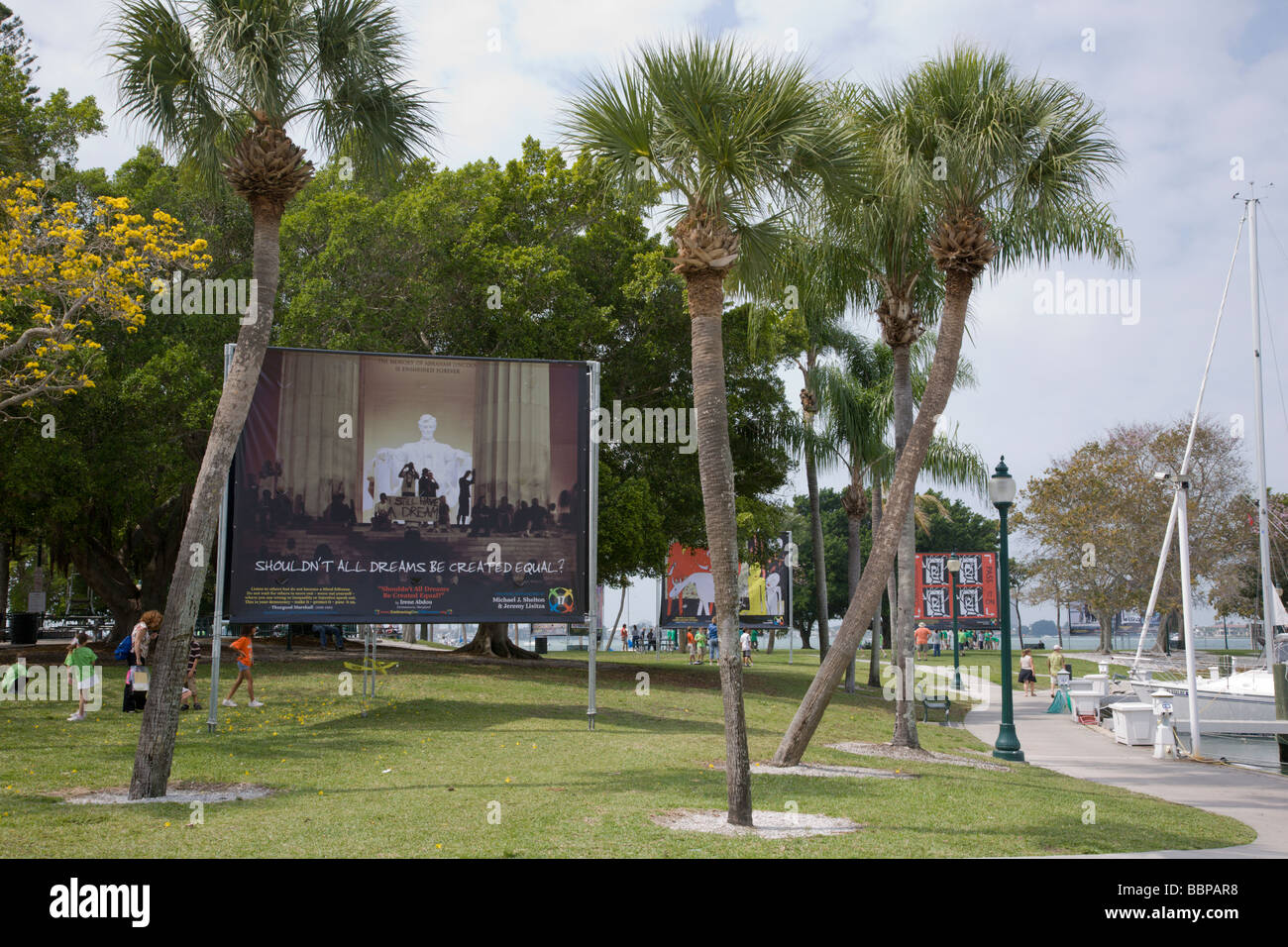 En 2009, el Sarasota Bayfront Park en Sarasota, Florida, fue el anfitrión de la 'abrazar nuestras diferencias" Exposición de arte en vallas exteriores. Foto de stock