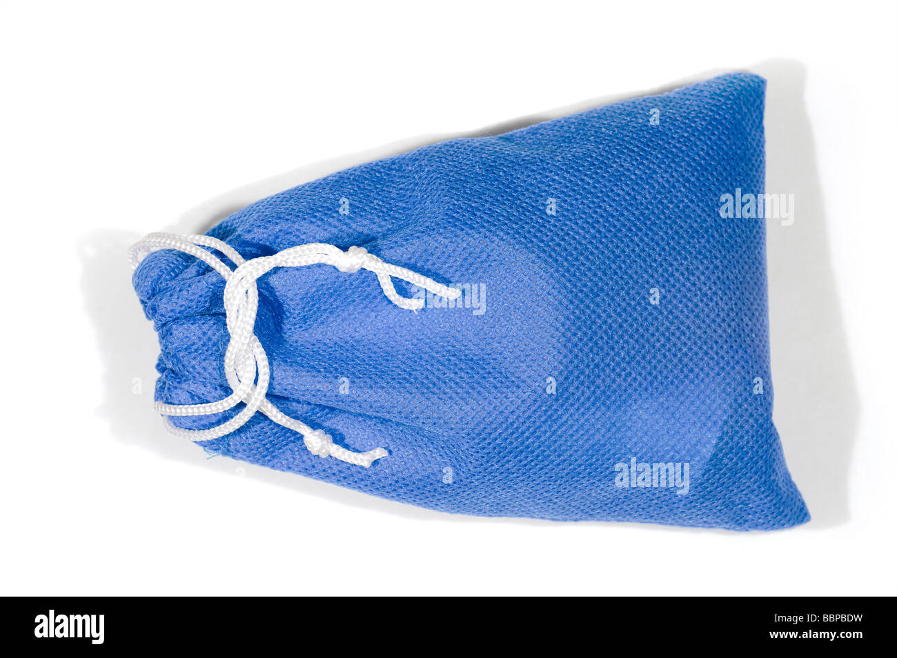 Pequeña bolsa de nylon azul con un cordón blanco Foto de stock