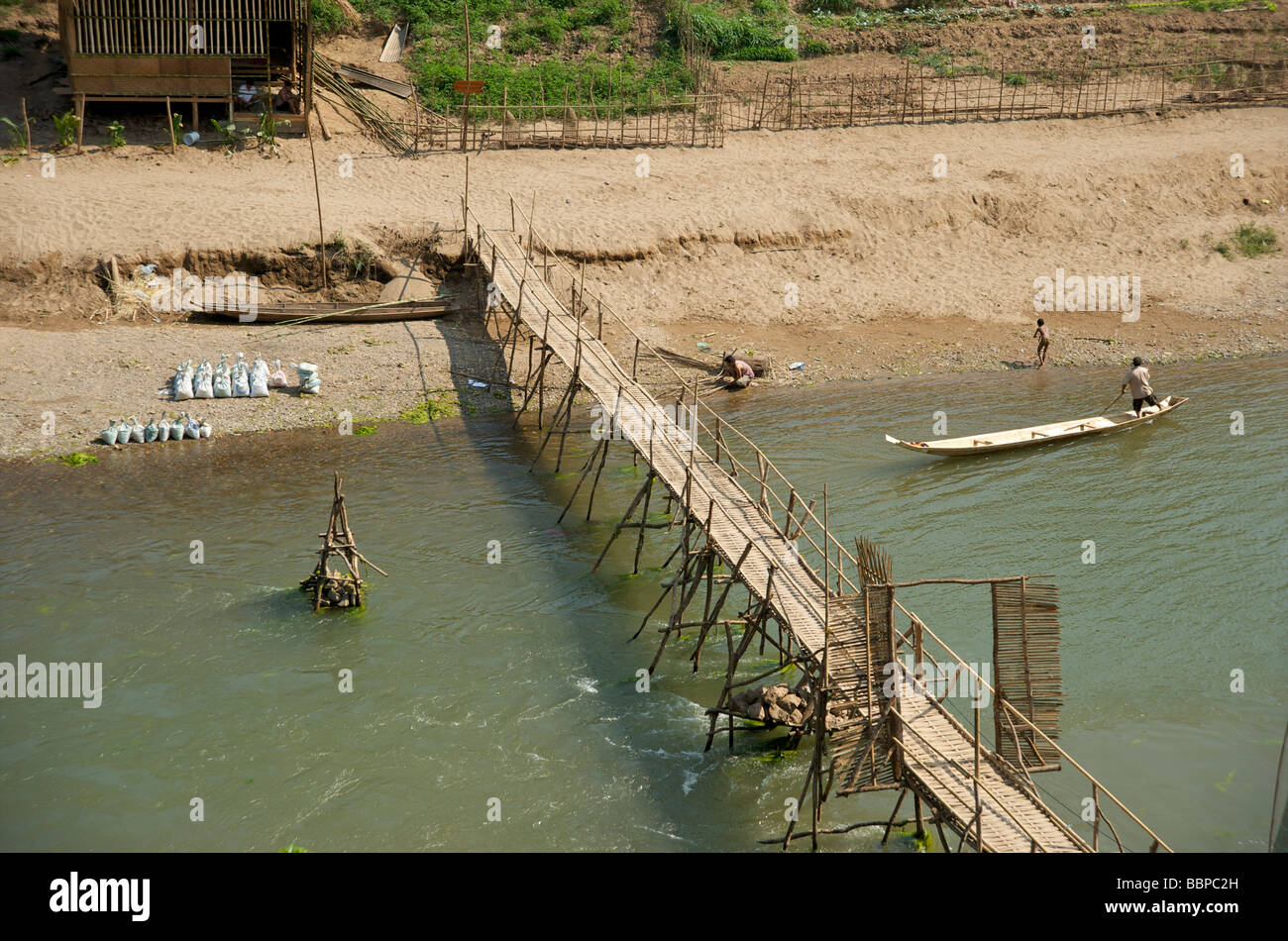 Un puente de bambú en el río Nam Khan, en Luang Prabang, Laos Foto de stock