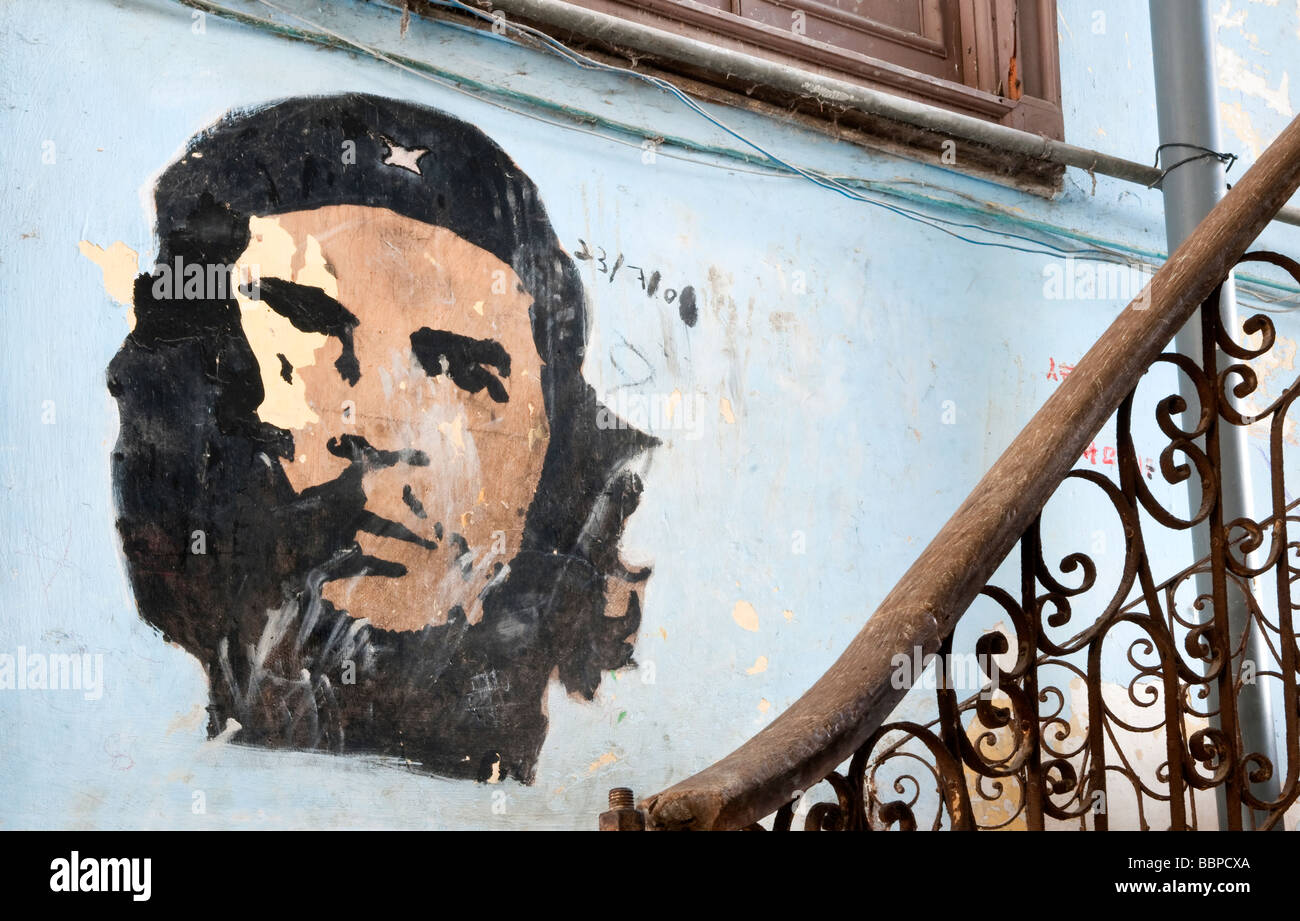 Che Guevara mural en el antiguo edificio: la entrada a la guarida restaurante, La Habana, Cuba, El Caribe Foto de stock