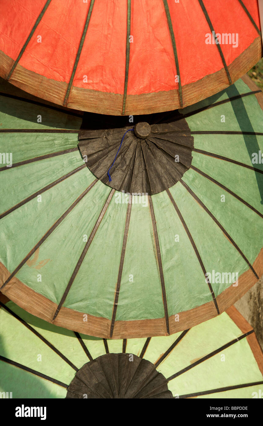 Cierre de paraguas de papel en el mercado de Luang Prabang Laos Foto de stock