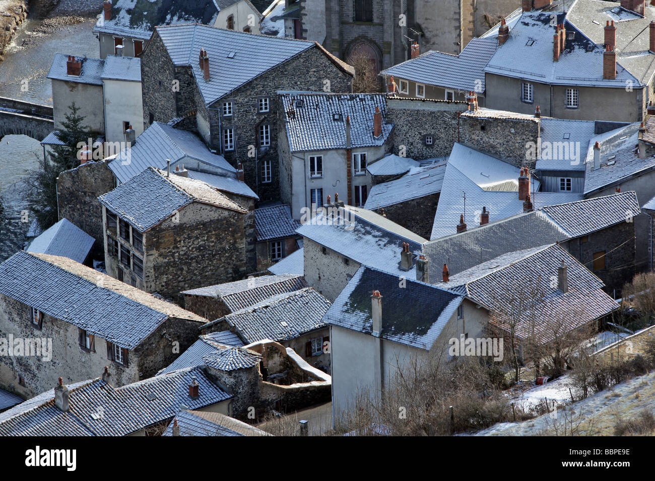 Los techos cubiertos de nieve de la ciudad BAJA DE SAINT-Harina, Cantal, Auvernia (15), Francia Foto de stock