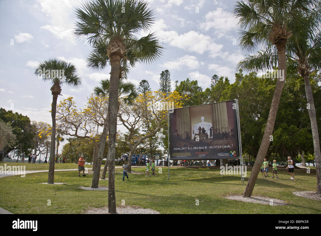 En 2009, el Sarasota Bayfront Park en Sarasota, Florida, fue el anfitrión de la 'abrazar nuestras diferencias" Exposición de arte en vallas exteriores. Foto de stock