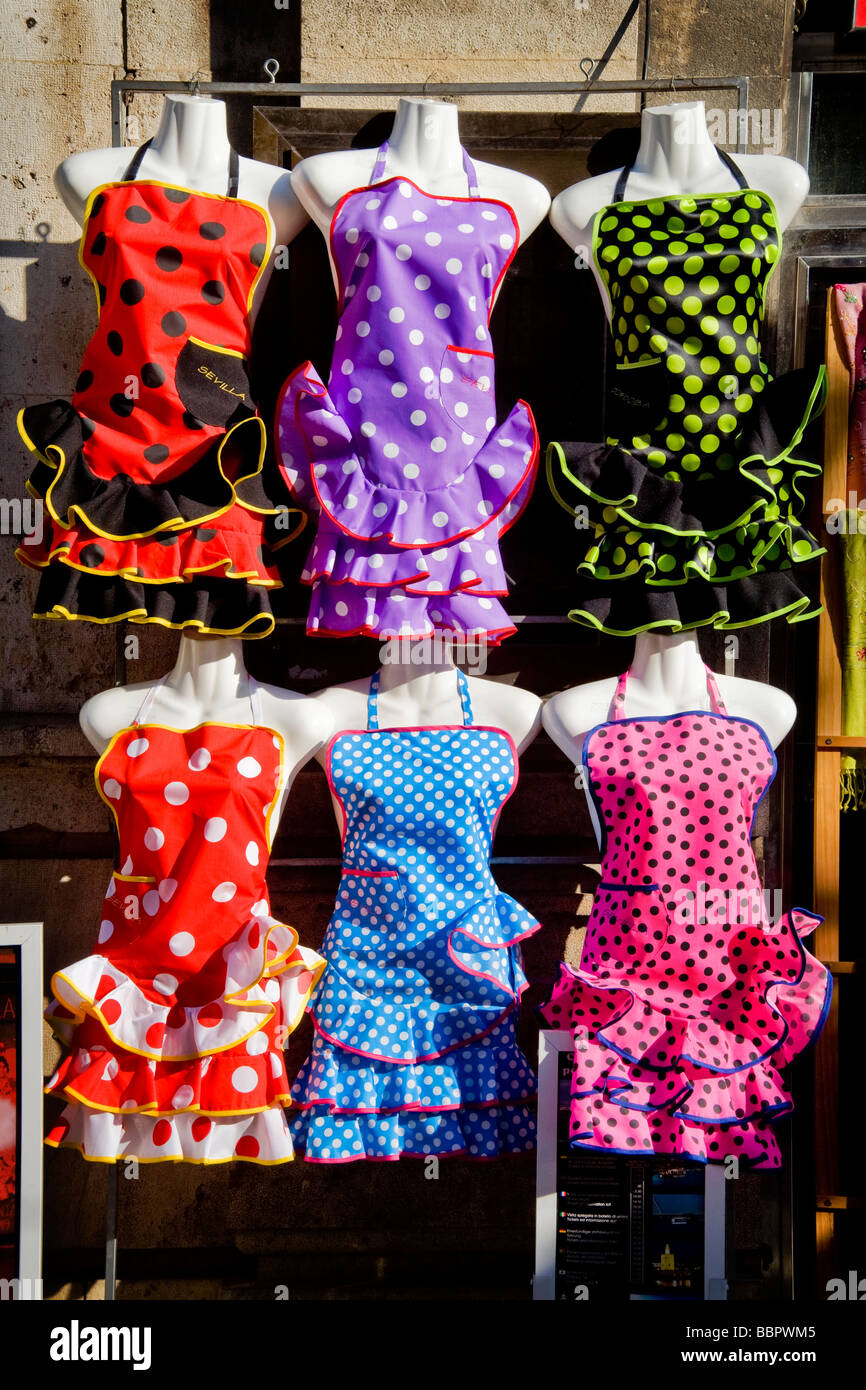 Los vestidos para mujeres jóvenes se muestran delante de una tienda en la Caille la famosa calle comercial Sierpes en Sevilla España Fotografía de stock - Alamy Los vestidos para mujeres jóvenes se muestran delante de una tienda en la Caille la famosa calle comercial Sierpes en Sevilla España Fotografía de stock - Alamy