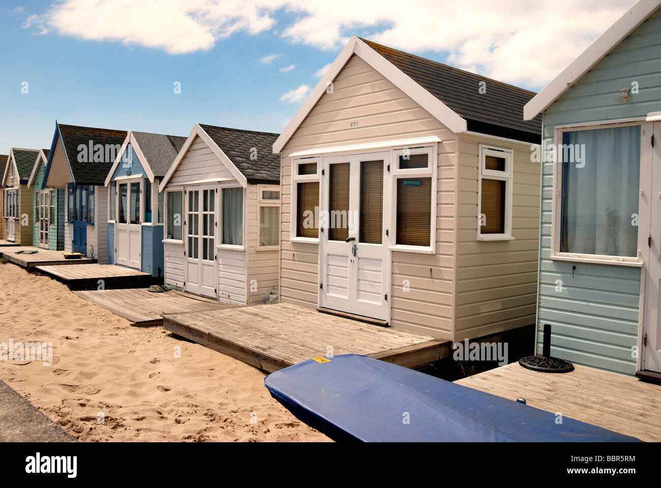 Una fila de grandes deluxe beach hut Fotografía de stock - Alamy