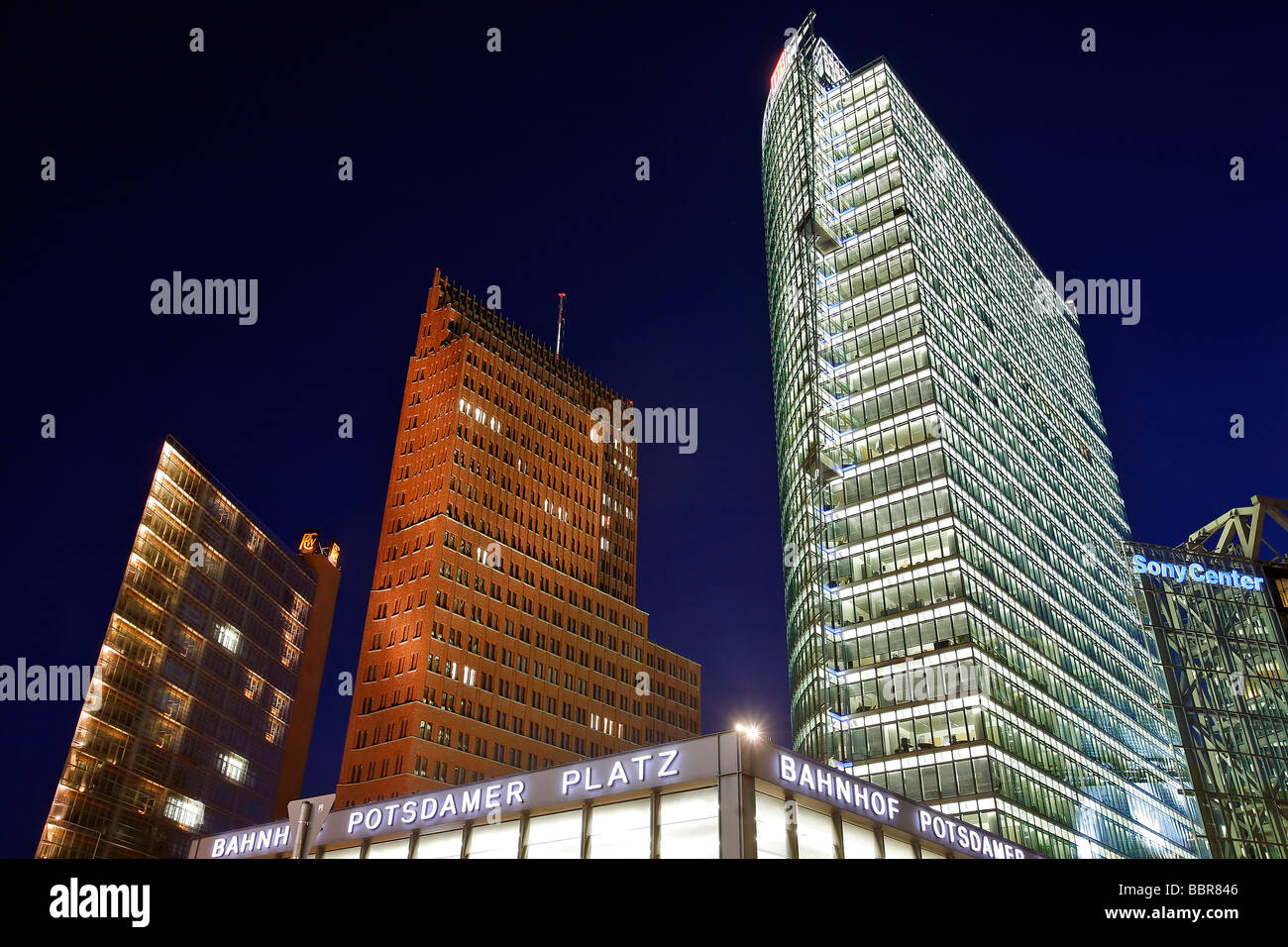 Los edificios en el Potsdamer Platz, Price Waterhouse Coopers (ARQUITECTO: RENZO PIANO), el rascacielos de 25 plantas en ladrillo y GRANI Foto de stock