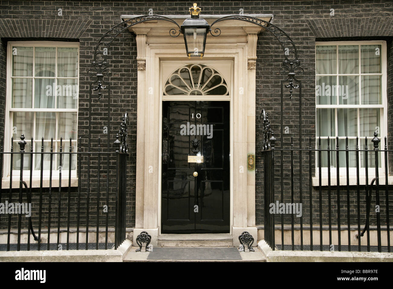 La puerta frontal del número 10 de Downing Street, residencia de los Primeros Ministros de Londres, Inglaterra, Reino Unido. Foto de stock