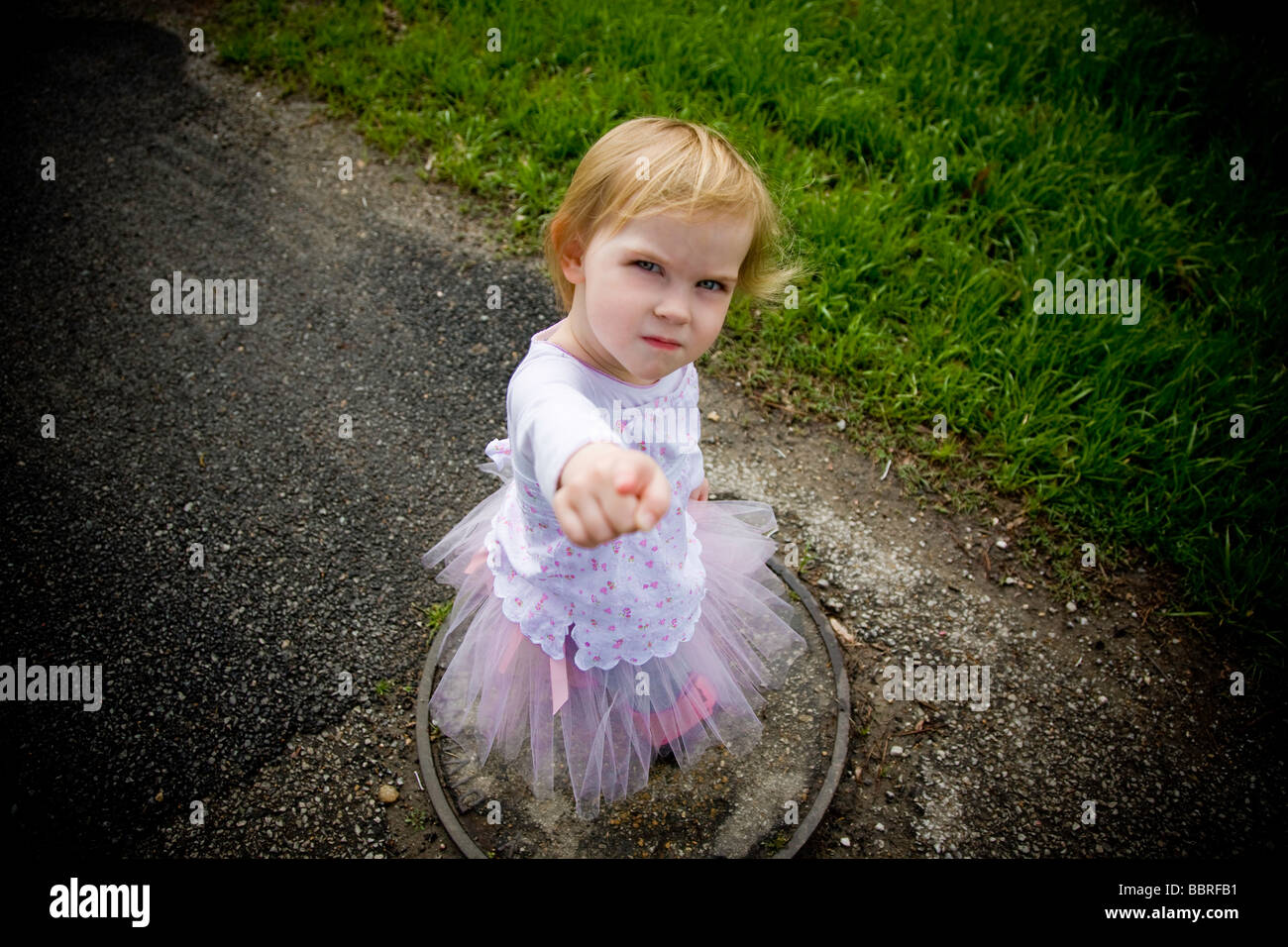 Una niña en un tutu rosa con botas rosa paseos a lo largo de Fotografía de  stock - Alamy