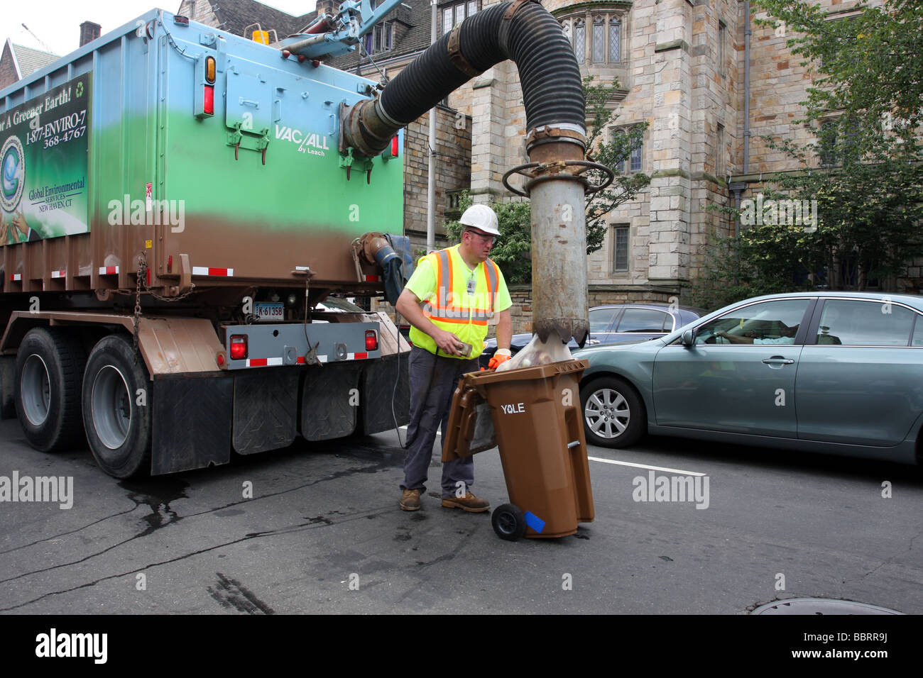 Un camión de reciclaje mediante un vacío recién desarrollado absorbe productos reciclables en New Haven Connecticut en la Universidad de Yale Foto de stock