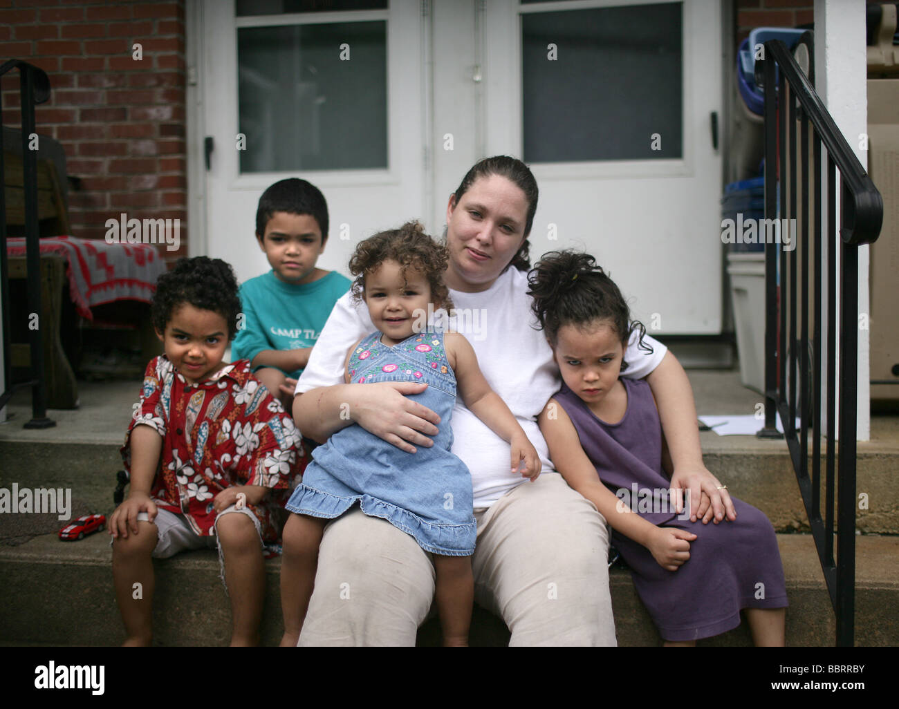 Una feliz madre de familia con cuatro hijos en New Haven, Connecticut, EE.UU. Foto de stock