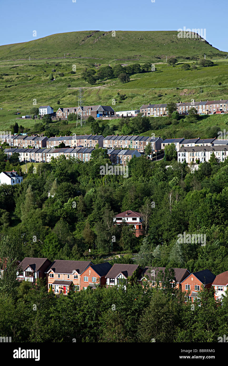 Terrazas tradicionales y modernas viviendas unifamiliares en Gales del Sur valle Ebbw Vale UK Foto de stock