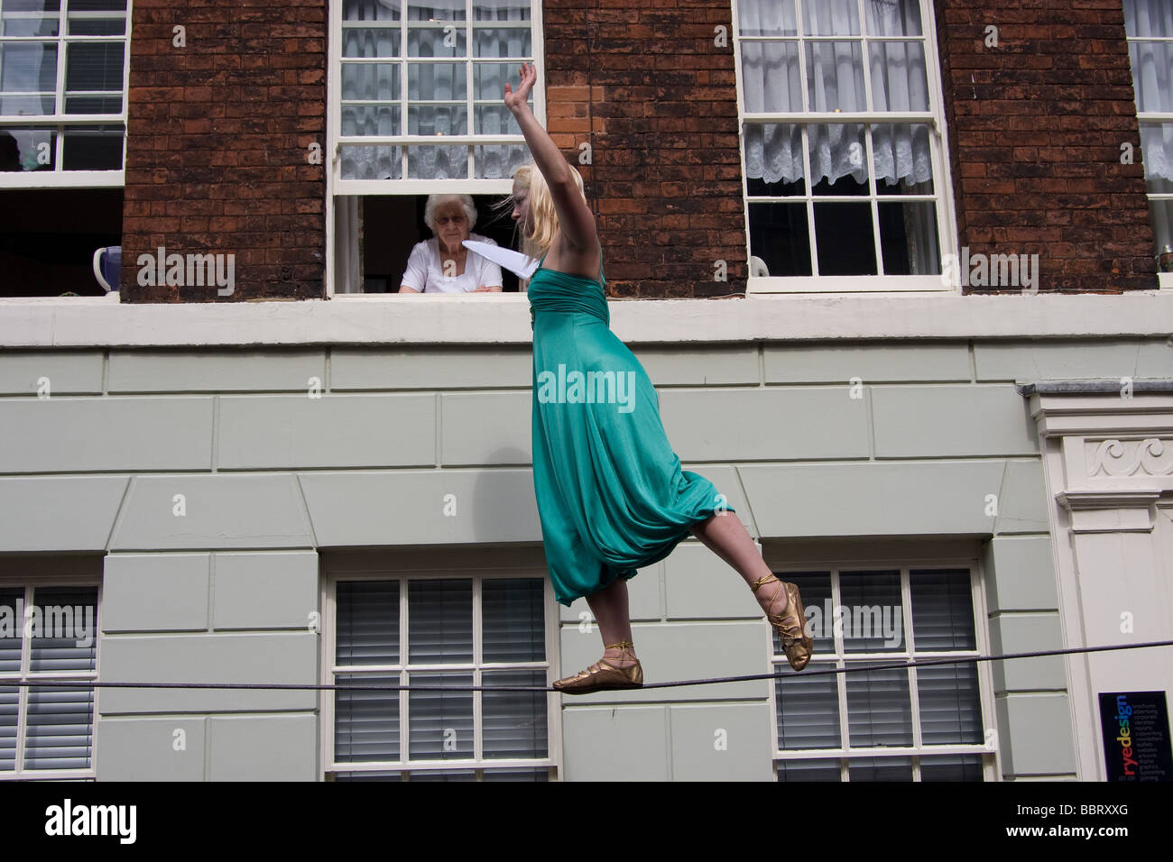 Equilibrista artista femenina circo teatro de calle Festival Fusible Medway Rochester High street Kent England Reino Unido Europa Foto de stock