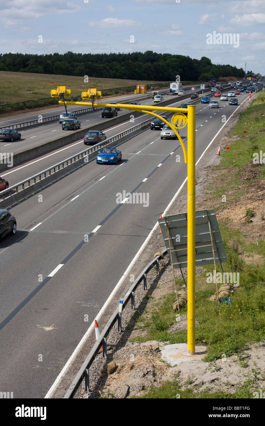 Cámaras de velocidad media specs autopista M25 Ampliar plan de cruces de  16-23 M40 A1 (M) la agencia de carreteras contrato inglaterra gb Fotografía  de stock - Alamy