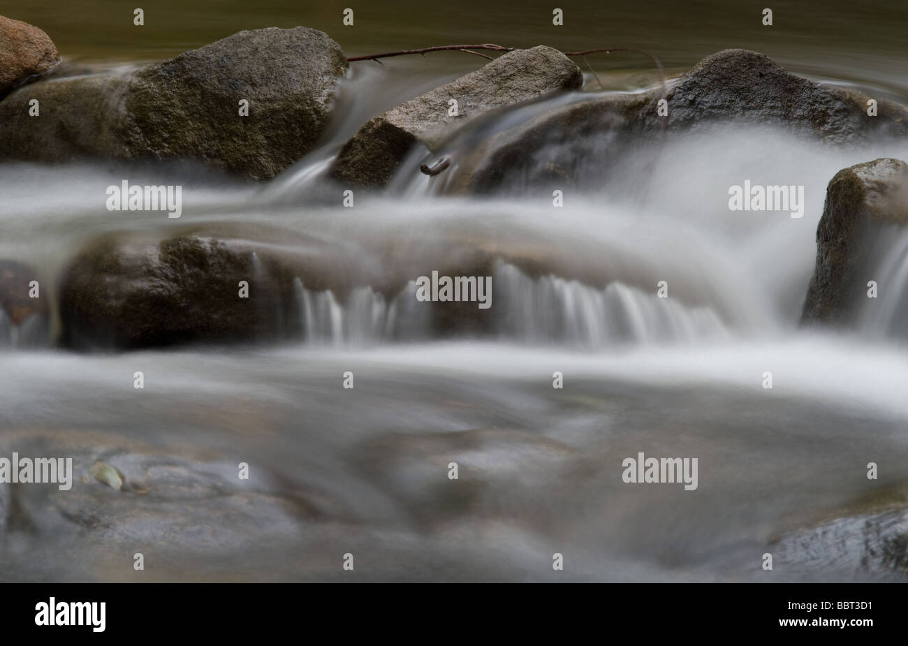 Hermosa agua blanda sobre las rocas en el arroyo Foto de stock