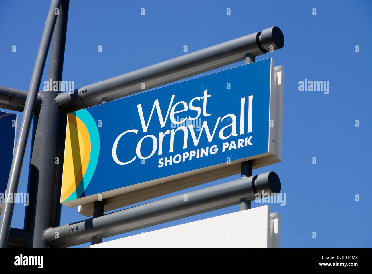 Un signo de un centro comercial fuera de la ciudad, cerca de St Ives en el oeste de Cornwall UK Foto de stock